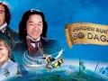 Jackie Chan och Steve Coogan i en äventyrlig resa runt jorden på 80 dagar, med ikoniska landmärken som Eiffeltornet och Taj Mahal.