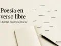 En öppen anteckningsbok med en fjäderpenna, redo att skriva dikter som rimmar. Texten "Poesía en verso libre" antyder frihet i skrivandet.