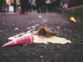 Två tappade glassar på marken, en rosa och en gul. En sorglig syn, som en stig dagerman dikt om förlorad lycka.
