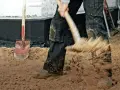 Arbetare gräver med spade, en synonym för att betona vikten av grundläggning.