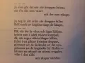 Texten beskriver hur det gör ont när knoppar brister, men också hur det kan vara svårt när droppar faller. Det är en dikt om livets övergångar.