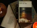 En bok med Jacques Préverts franska dikt "Soleil de nuit" ligger öppen bredvid en glödande ljuslykta och en fjäderpenna.