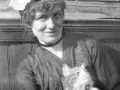 En kvinna med hatt och en katt i famnen, en av många svenska poeter under 1900-talet.