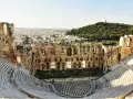Odeon of Herodes Atticus i Aten, ett mästerverk av grekisk kultur, med sina stenbänkar och ruiner som blickar ut över staden.