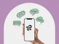 En hand håller en mobil med sociala medie-ikoner. Runt mobilen finns pratbubblor med ord som "FYP", "Banger", "Delulu" och "Low key", som är exempel på ungdomsspråk och slang.