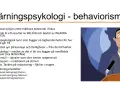 En man med orolig min står vid ett podium. Bilden illustrerar inlärningspsykologi och behaviorism, där beteende ses som ett resultat av miljön.