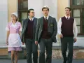 En flicka i rosa uniform och tre pojkar i skoluniform går. En sammanfattning av ondskan bok kan handla om deras öden.