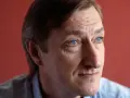Julian Barnes, med sina blå ögon och rynkor som vittnar om livets gång, blickar ut mot horisonten.