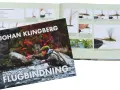 En bok om flugbindning visar steg-för-steg-instruktioner för att binda en dagslända. Boken har titeln "Pedagogisk Flugbindning" av Johan Klingberg.
