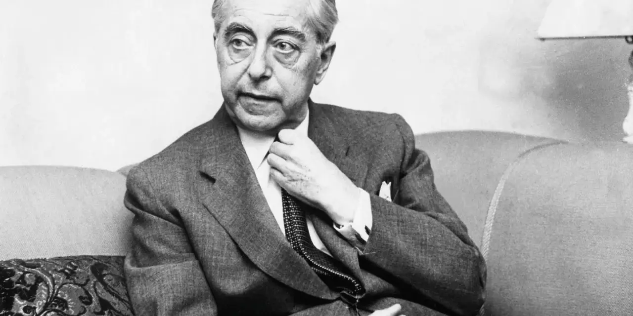 Hjalmar Gullberg, en av Sveriges mest älskade poeter, sitter i en fåtölj och justerar sin slips. Hans dikter fortsätter att beröra läsare.