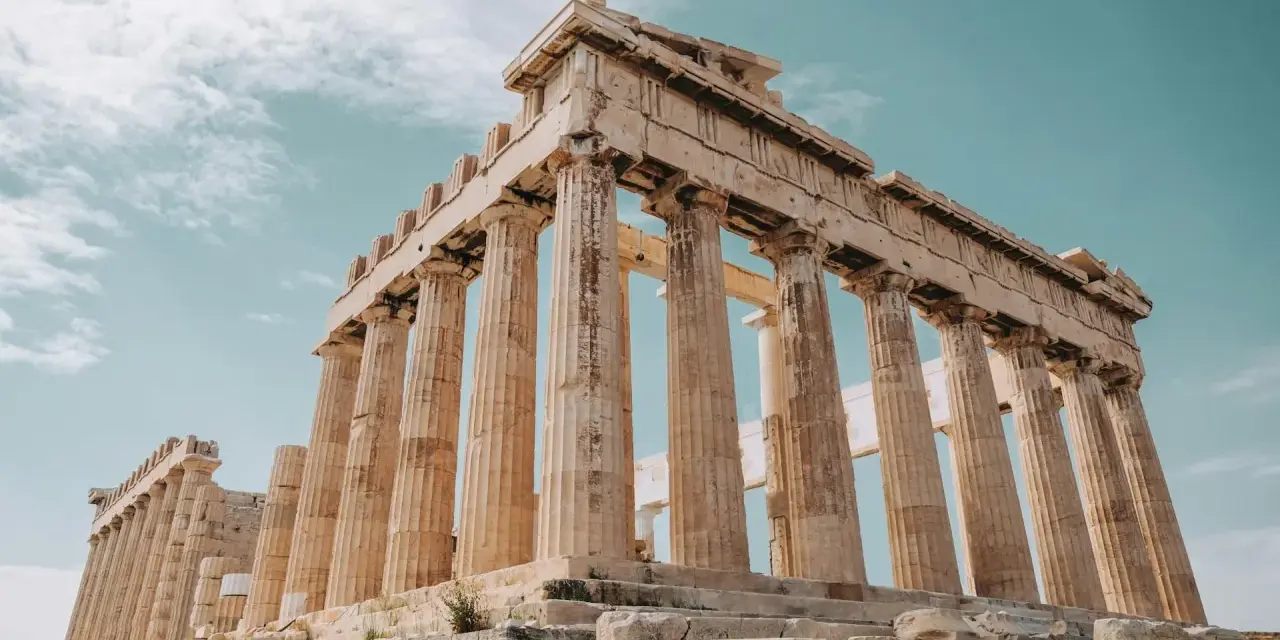 Parthenon i Aten, en byggnad som får en att undra vad betyder epos. Imponerande pelare mot en klarblå himmel.