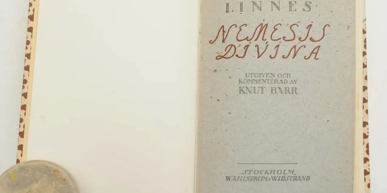 Öppnad bok med titeln "Linnés Nemesis Divina", utgiven och kommenterad av Knut Barr. Stockholm, Wahlström & Widstrand.