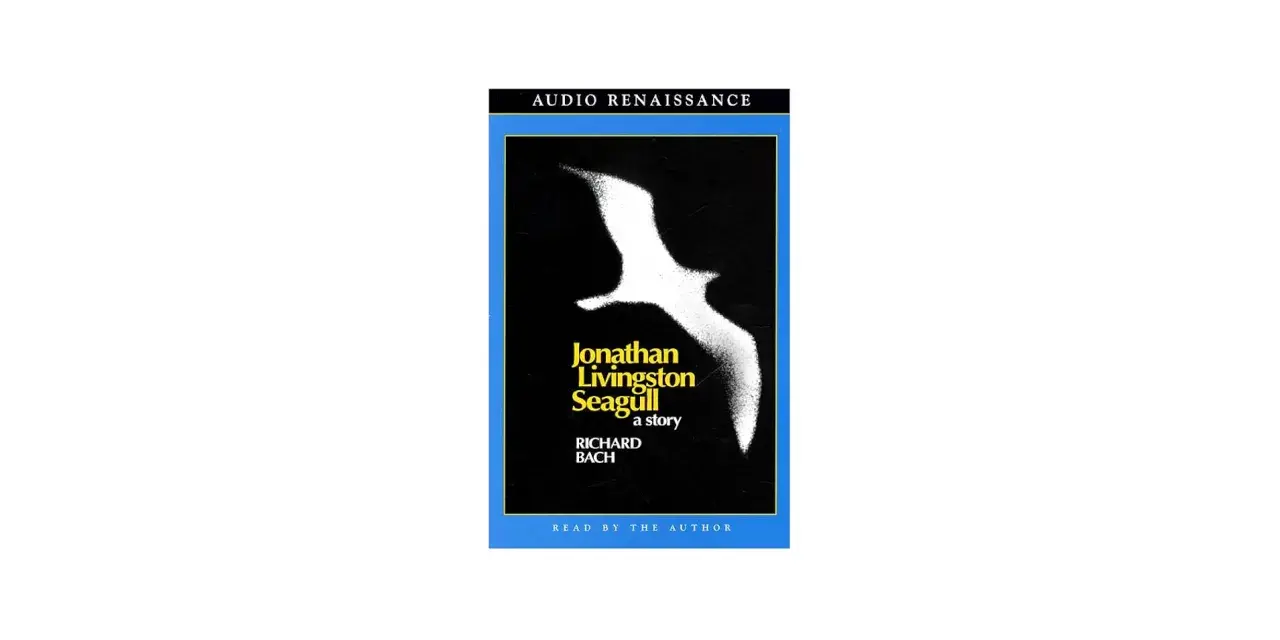 Audiobokomslag för "Jonathan Livingston Seagull" av Richard Bach, med en vit mås mot svart bakgrund.