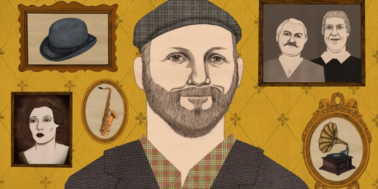 En man med skägg och keps, omgiven av porträtt och föremål som en saxofon och grammofon. Kanske en hyllning till Lars Wivallius liv och minnen.