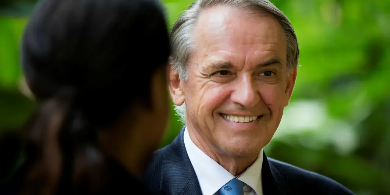Jan Eliasson ler mot någon, kanske under ett samtal om hans bok.