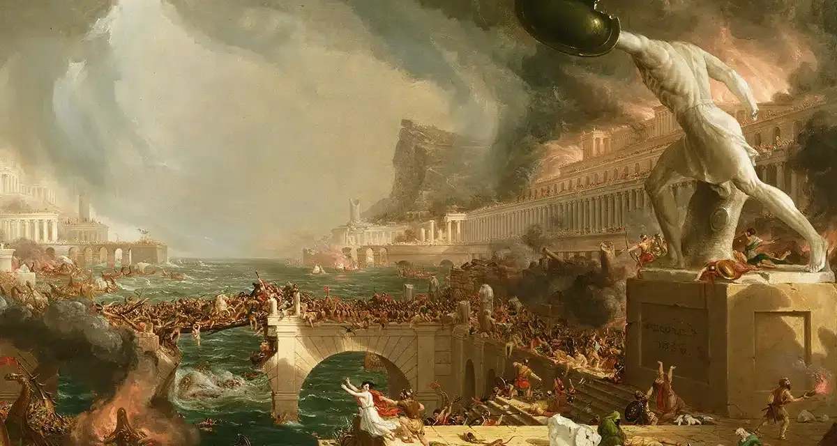 Kaos och förstörelse i en stad vid havet, med brinnande byggnader och stridande människor. En staty med sköld reser sig över scenen, som skildrar en dramatisk händelse från romarriket årtal.