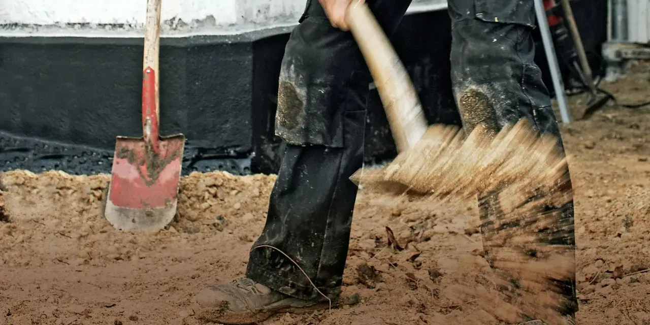 Arbetare gräver med spade, en synonym för att betona vikten av grundläggning.