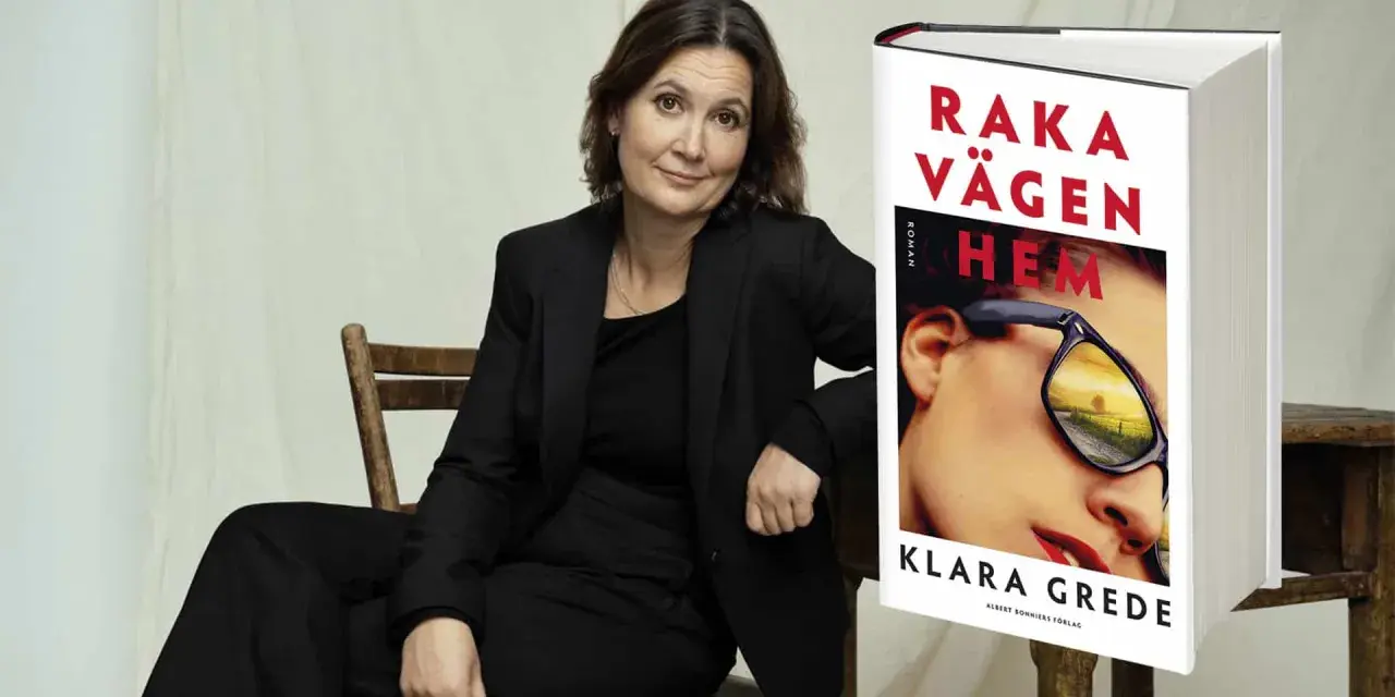 Klara Grede, författaren till "Raka vägen hem", sitter i en stol bredvid sin bok.