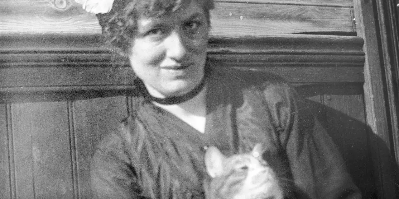 En kvinna med hatt och en katt i famnen, en av många svenska poeter under 1900-talet.