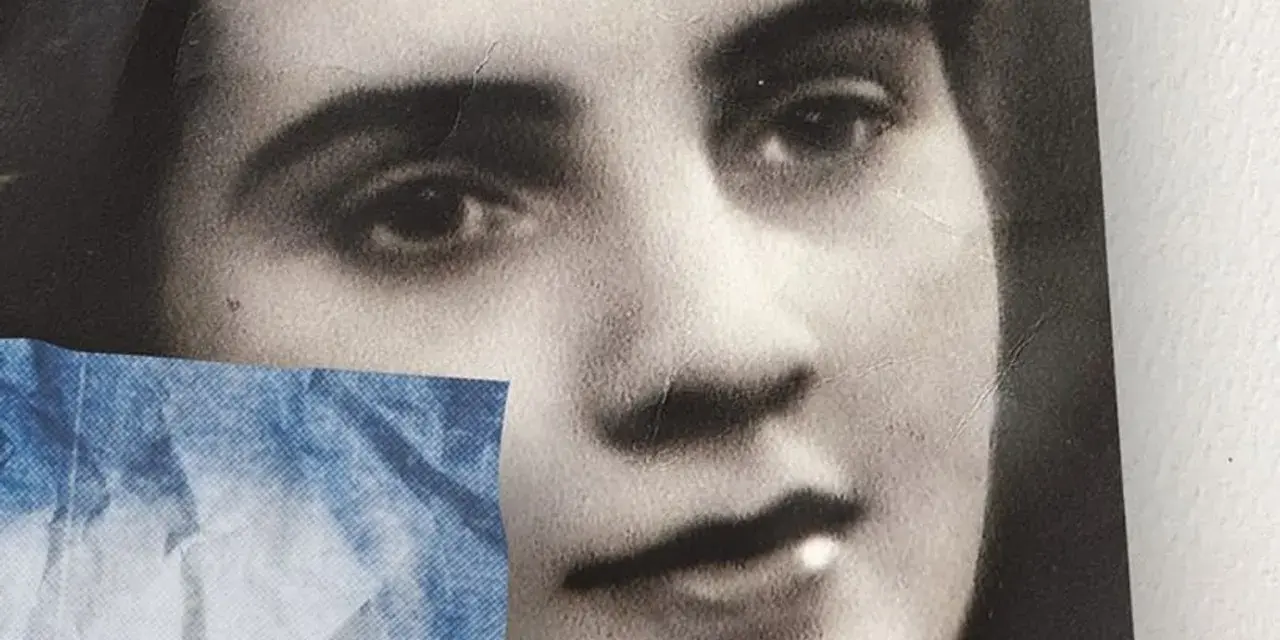 Närbild på Gunilla Boethius ansikte, en gammal svartvit bild med en bit blått tyg över vänstra delen.