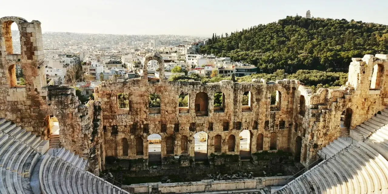 Odeon of Herodes Atticus i Aten, ett mästerverk av grekisk kultur, med sina stenbänkar och ruiner som blickar ut över staden.