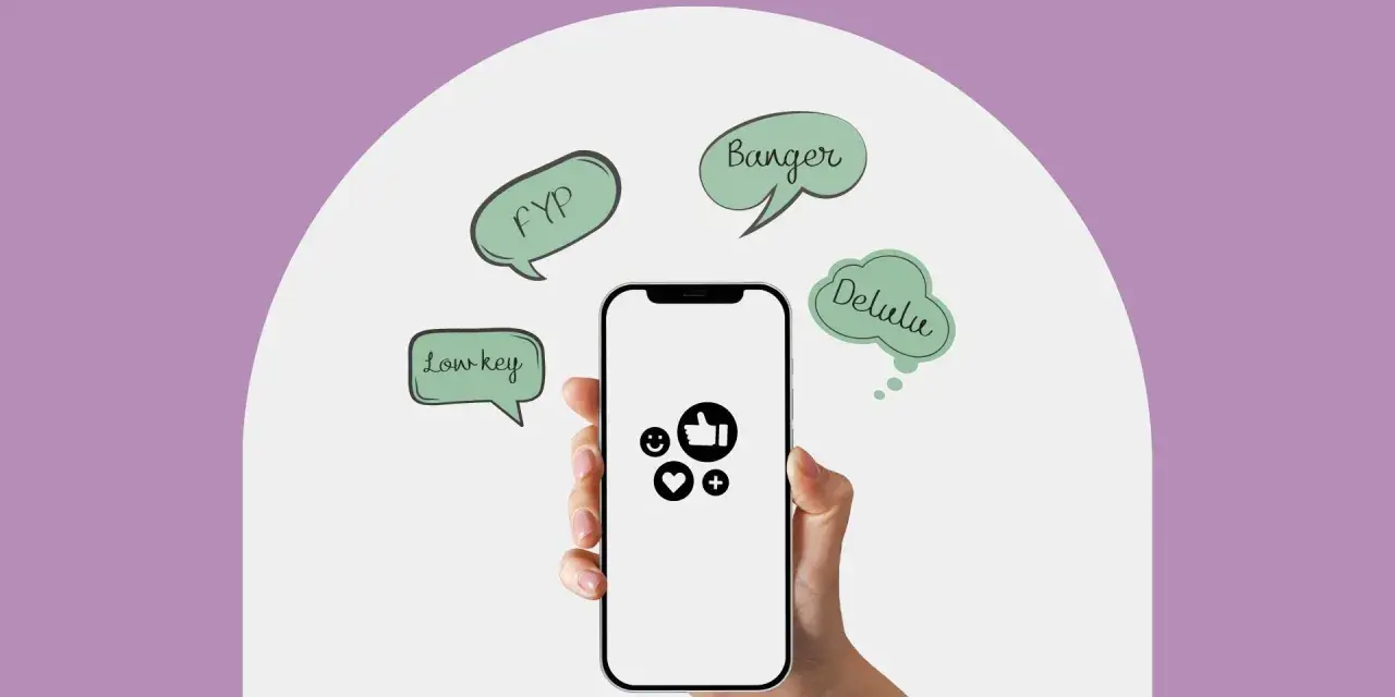 En hand håller en mobil med sociala medie-ikoner. Runt mobilen finns pratbubblor med ord som "FYP", "Banger", "Delulu" och "Low key", som är exempel på ungdomsspråk och slang.
