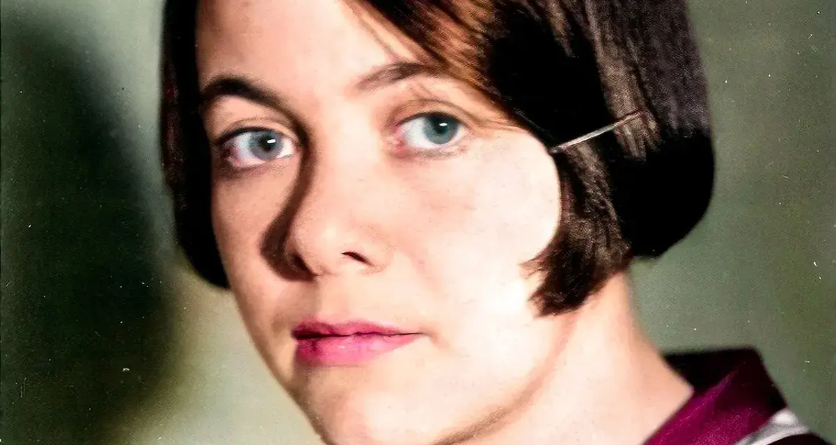 Närbild på Karin Boye med intensiv blick. Hennes dikter lever vidare.