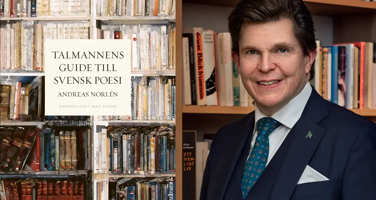 Andreas Norlén, med en svensk flagga på kavajen, presenterar sin bok "Talmannens guide till svensk poesi" bland bokhyllor. En modig synonym för "cesur" kan vara "djärv".