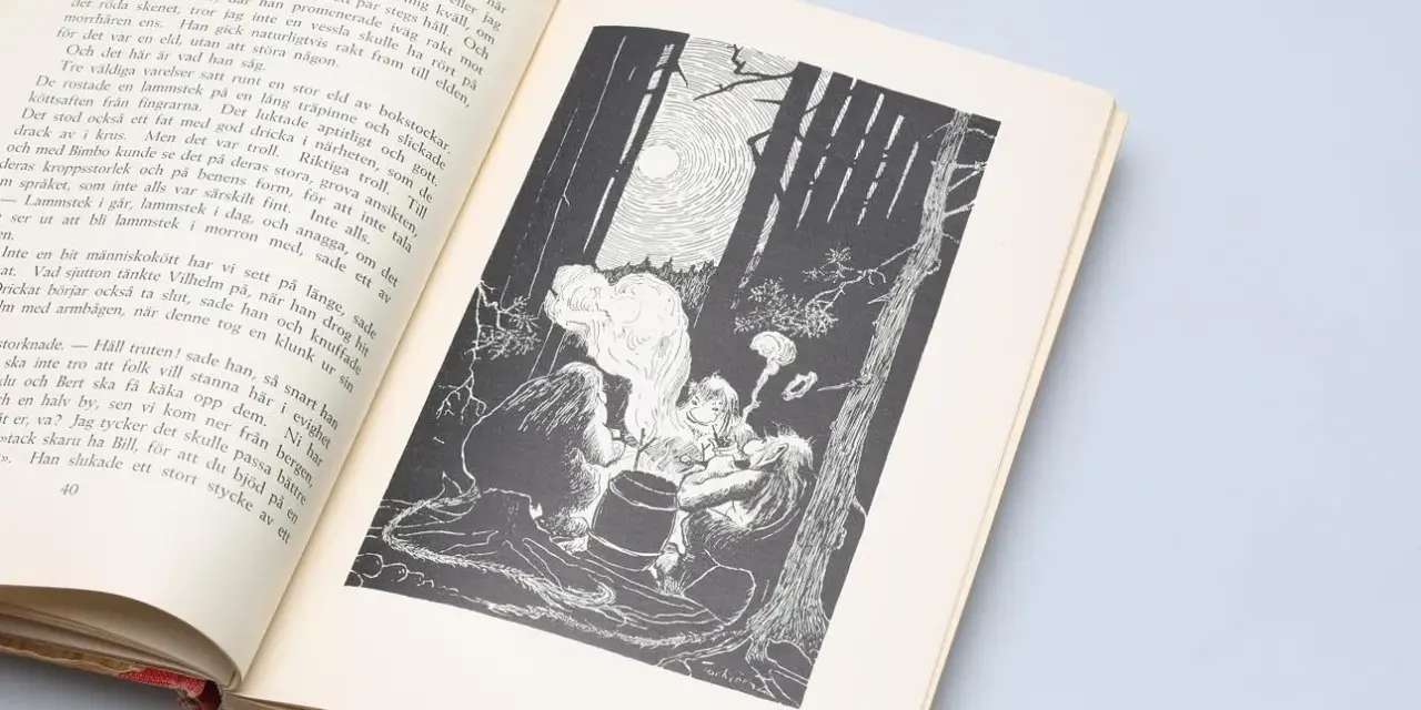 Troll samlas runt en eld i skogen, en illustration av Tore Zetterholm.
