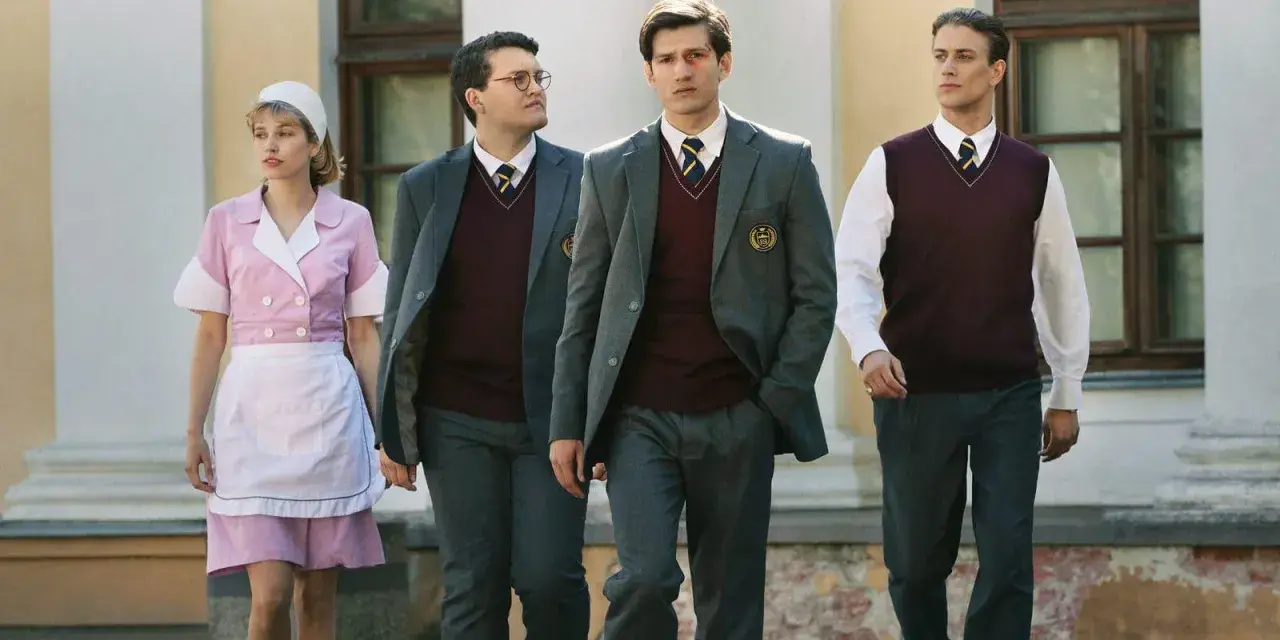 En flicka i rosa uniform och tre pojkar i skoluniform går. En sammanfattning av ondskan bok kan handla om deras öden.