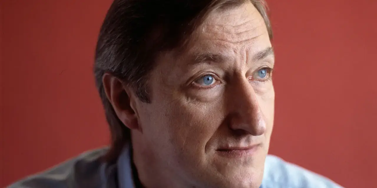 Julian Barnes, med sina blå ögon och rynkor som vittnar om livets gång, blickar ut mot horisonten.
