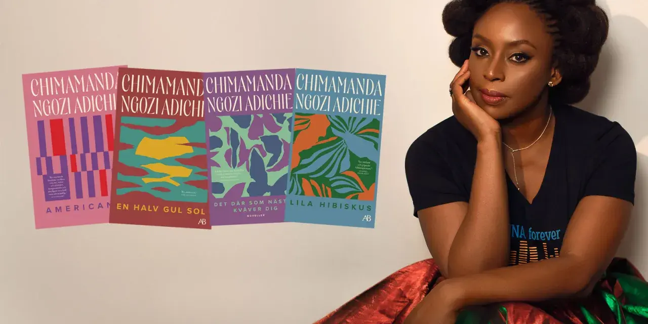 Chimamanda Ngozi Adichie sitter bredvid sina böcker, inklusive "Lila hibiskus".