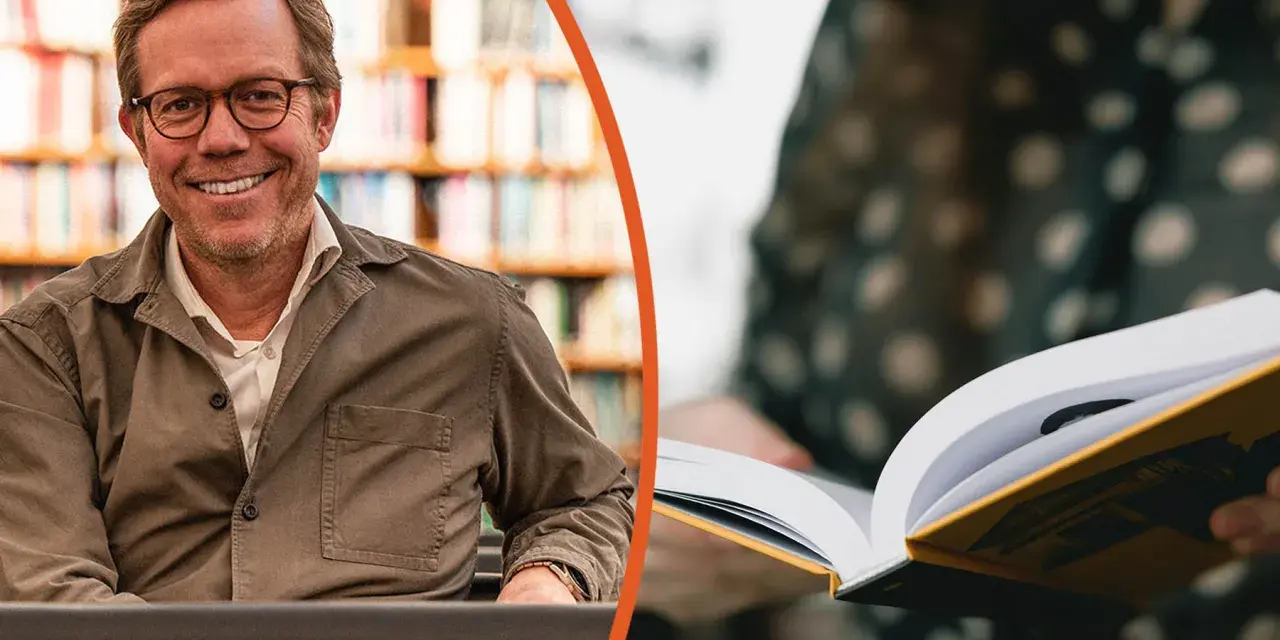 Glad man med glasögon ler vid en bokhylla. En person läser en bok, vilket visar dess betydelse.