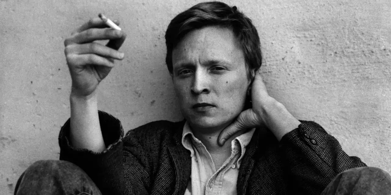 En man med cigarett i handen, Stig Larsson, med handen bakom nacken.