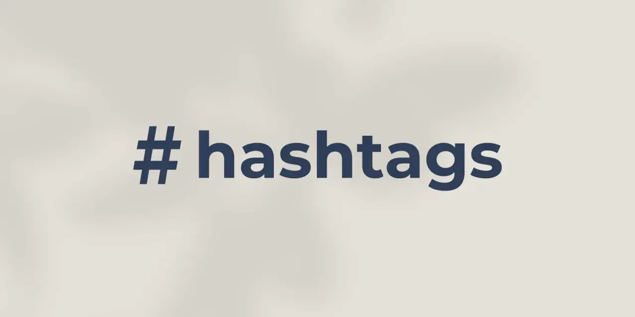 Texten "# hashtags" i mörkblå färg mot en ljus bakgrund. Enkel design som lyfter fram ordet. #svenska