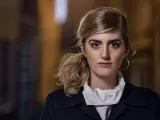 Matilda Voss Gustavsson med blå ögon och hästsvans, bär en mörk kappa och vit krage.