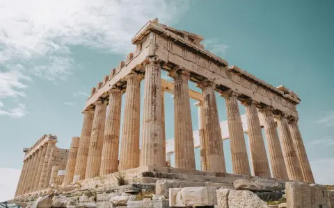 Parthenon i Aten, en byggnad som får en att undra vad betyder epos. Imponerande pelare mot en klarblå himmel.