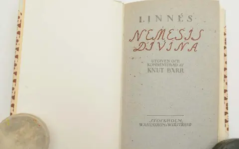 Öppnad bok med titeln "Linnés Nemesis Divina", utgiven och kommenterad av Knut Barr. Stockholm, Wahlström & Widstrand.