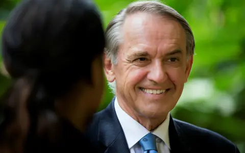 Jan Eliasson ler mot någon, kanske under ett samtal om hans bok.