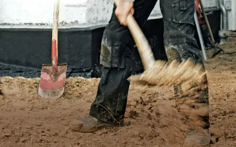 Arbetare gräver med spade, en synonym för att betona vikten av grundläggning.