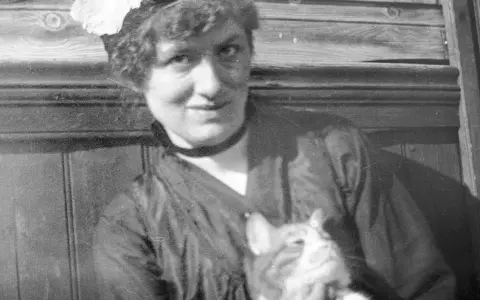 En kvinna med hatt och en katt i famnen, en av många svenska poeter under 1900-talet.