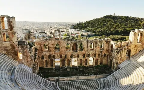 Odeon of Herodes Atticus i Aten, ett mästerverk av grekisk kultur, med sina stenbänkar och ruiner som blickar ut över staden.