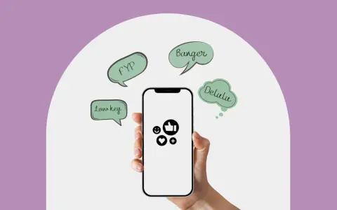 En hand håller en mobil med sociala medie-ikoner. Runt mobilen finns pratbubblor med ord som "FYP", "Banger", "Delulu" och "Low key", som är exempel på ungdomsspråk och slang.