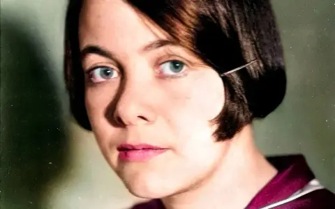 Närbild på Karin Boye med intensiv blick. Hennes dikter lever vidare.