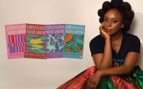 Chimamanda Ngozi Adichie sitter bredvid sina böcker, inklusive "Lila hibiskus".