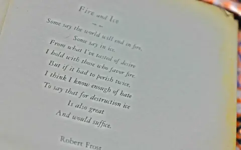 En kort dikt med udd, "Fire and Ice" av Robert Frost, funderar över världens undergång genom eld eller is.