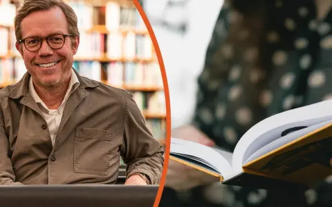 Glad man med glasögon ler vid en bokhylla. En person läser en bok, vilket visar dess betydelse.