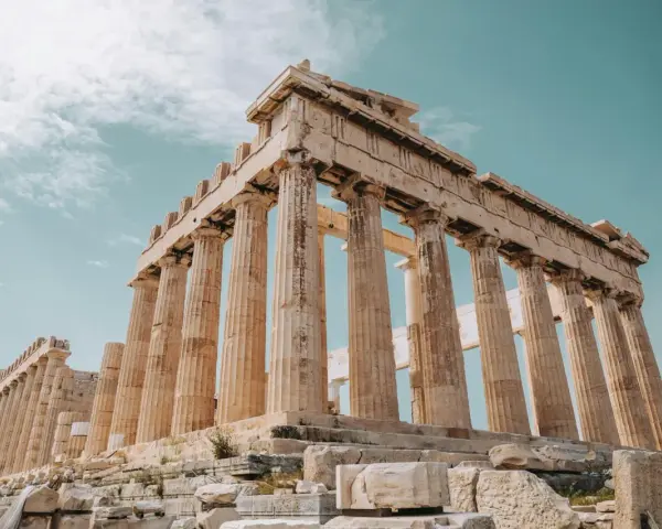 Parthenon i Aten, en byggnad som får en att undra vad betyder epos. Imponerande pelare mot en klarblå himmel.