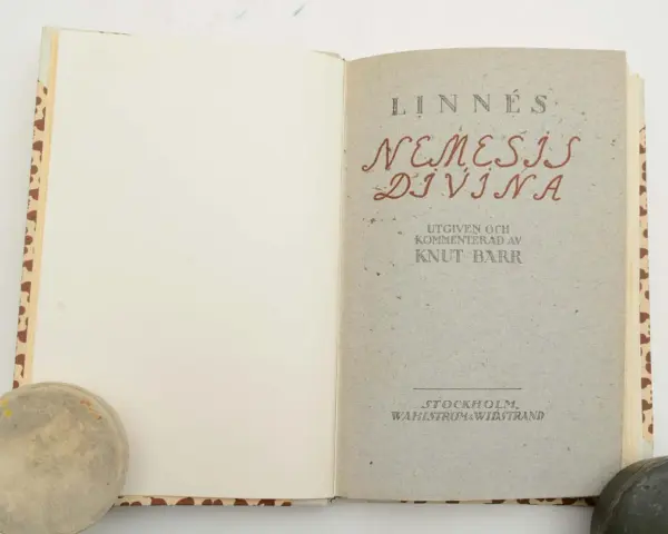 Öppnad bok med titeln "Linnés Nemesis Divina", utgiven och kommenterad av Knut Barr. Stockholm, Wahlström & Widstrand.