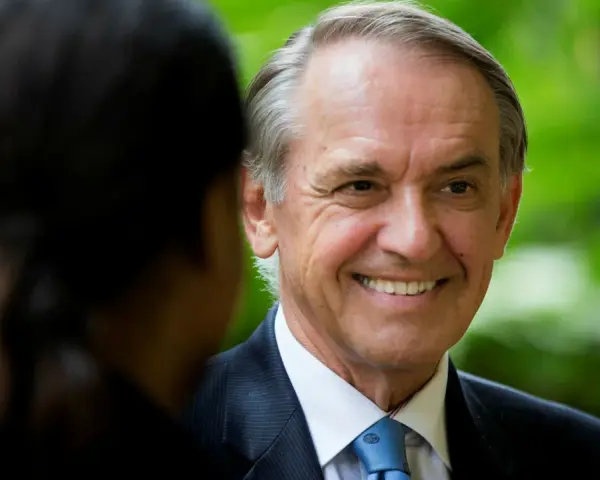 Jan Eliasson ler mot någon, kanske under ett samtal om hans bok.